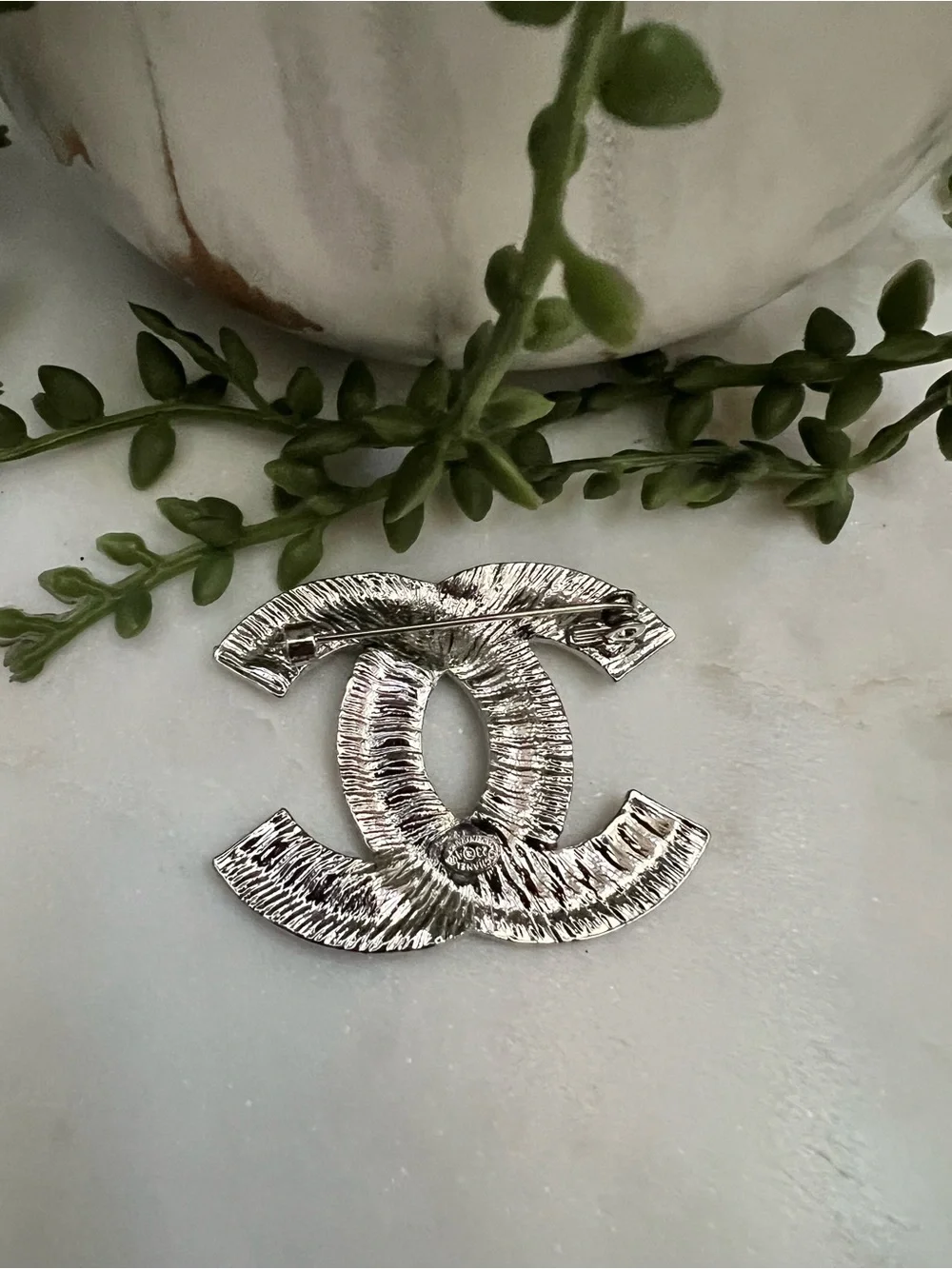 CHANEL Silver Crystal Interlocking CC Brooch - Silver Clear